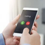Połączenie przychodzące wyświetla się na ekranie smartfona